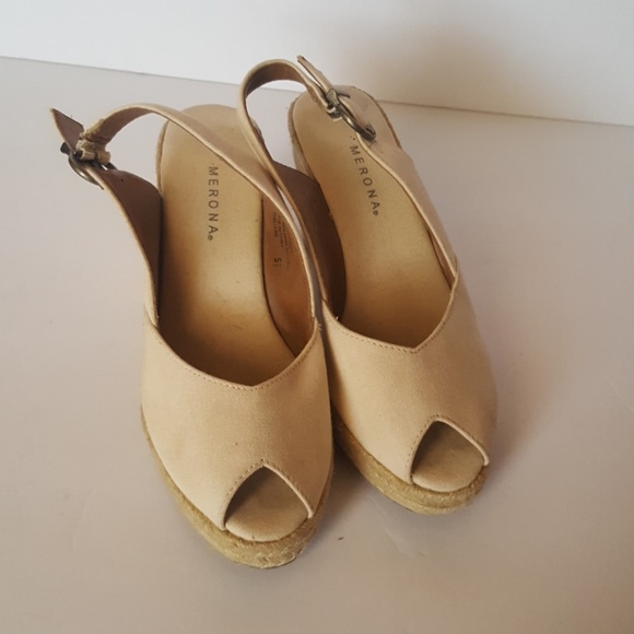 Off-White/Cream Wedges 5.5 cute! - Picture 2 of 4